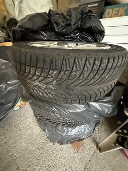 Alu kola se zimní pneu 255/45 R 20 na Audi Q5 - 4