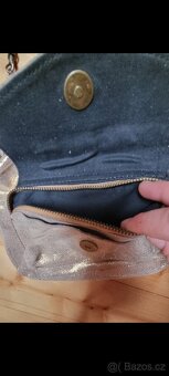 Zlatá kožená crossbody kabelka PIECES - 4