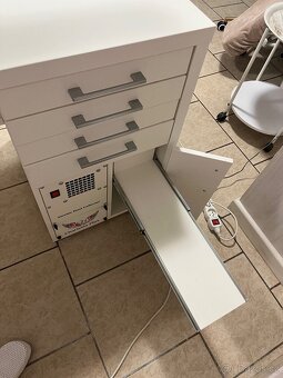 Stůl pro manikérky - 4