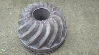 Starožitná bista + měděná forma na bábovku + svícen - 4