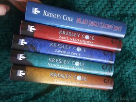 Kresley COLE: série V ŘÍŠI LORŮ-TEMNÉ TOUHY - 4