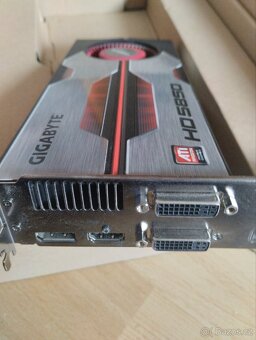 ATI Radeon HD 5850 1GB GDDR5 PCIe GV-R585D5-1GD-B - 4