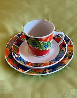 Sady barevných hrnečků na kávu s podšálkem a dezertním talíř - 4