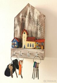 Věšák na klíče ve tvaru domku s vesničkou - 4