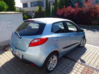 Prodám Mazda 2 1.3 63Kw benzín, r. 2009, nová v ČR. - 4