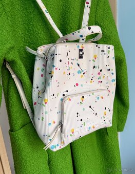 Dám. bílý batoh Desigual, sleva 1.499 Kč. - 4