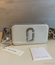 Marc Jacobs Snapshot kabelka stříbrné barvy - 4