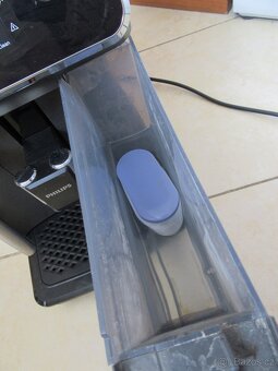 Nabízím kávovar Philips. Displej svítí. Neproplachne se. Pár - 4