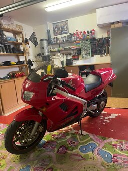 HONDA VFR 750F - 4