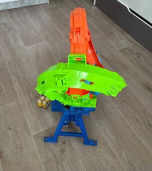 Hot Wheels dráha se čtyřmi smyčkami - 4