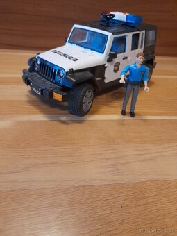 Bruder policejní Jeep Wrangler - 4