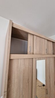 ŠATNÍ SKŘÍŇ - 4