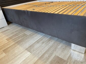 prodám postel 140 x 200 + 2 noční stolky - 4