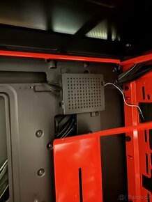 NZXT H700i Black/Red + NZXT hub + 5x ventilátory + 2 RGB LED - 4
