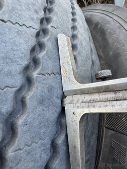 Pneu 215 / 75 R 17,5 - 4
