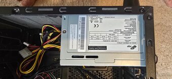 PC sestava s monitorem
 - 4