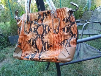 HNĚDÁ KOŽENÁ KABELKA S MOTIVEM HADA - 4