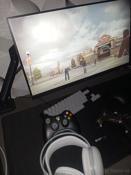 Xbox 360 + 2 ovladače + 1 hra - 4