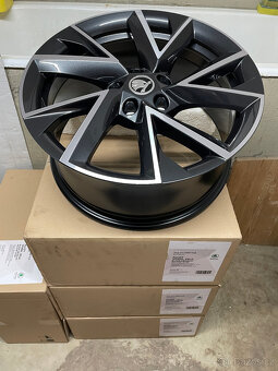 ALU R18 NOVÉ ŠKODA SUPERB III typ VELA Black 8x18 ET44 - 4