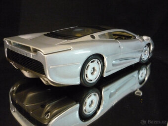 Jaguar XJ220 stříbrný Maisto 1/18 - 4