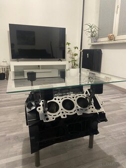 Stůl z bloku motoru Mercedes-Benz V6 - 4