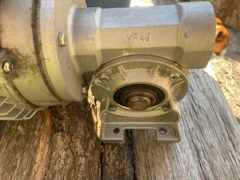 Elektrický motor s převodovkou - 4