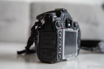 Nikon D7000 – s gripem a příslušenstvím - 4