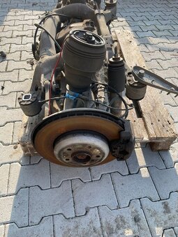 Přední a zadní náprava e61 535D - 4
