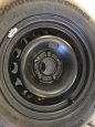 Hliníkové disky BMW s pneu a poklice - 4