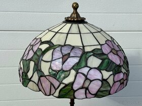 Velká lampa Tiffany vitrážové sklo a mosazná noha - 4