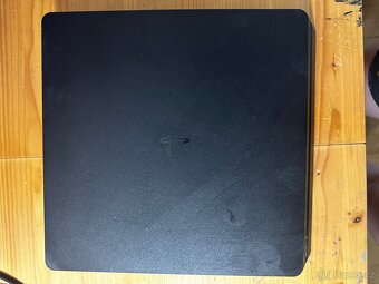 Prodám ps4 slim+2x dualshock+sluchatka+pár her - 4