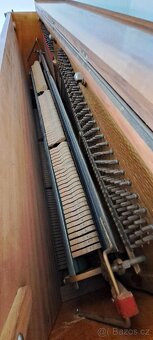 Pianino jako hrající dekorace. - 4