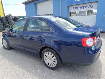 Volkswagen Jetta - 4