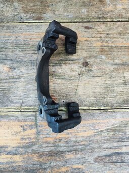 Přední držák brzd. třmene - audi a4 B7 - 4