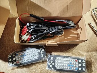Hlavové opěrky s obrazovkou a DVD + USB - 4