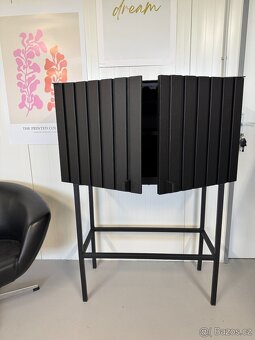 Designová lamelová komoda, LED osvětlení - 4