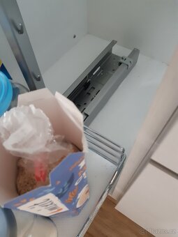 Potravinová skříň a vestavěná lednice. - 4