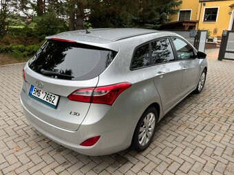 Hyundai i30 combi 1.6, benzín, 88 kW, 124 tis. km, stříbrná - 4