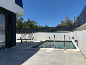 Chorvátsko-Moderný kompletne zariadený dom s bazénom - 4