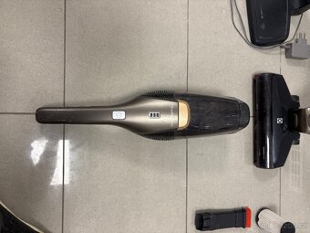 Vysavač tyčový Electrolux EERC72EB - 4