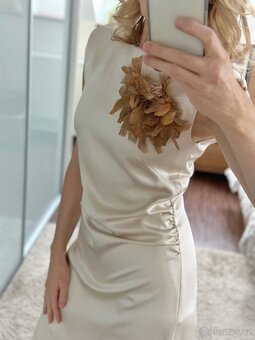 Zlaté saténové šaty - 4