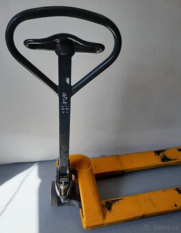 Prodám paletový vozík (paleťák) – nosnost 2200 kg - 4