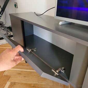 Elegantní TV komoda v šedé barvě - 4