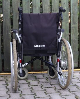 044-Mechanický invalidní vozík Meyra. - 4