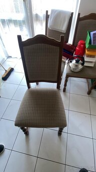Rozkládací jídelní stůl se třemi židlemi - 4
