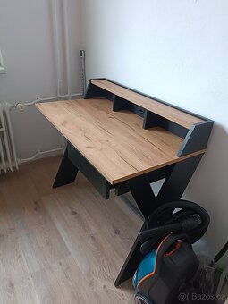 Pracovní stůl - 4