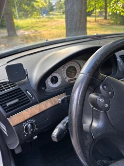 Mercedes E 280 CDI V6 (2009) - 4