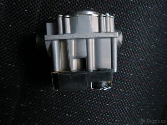 6 kusů plynových ventilů Siemens VGU76.0209. - 4