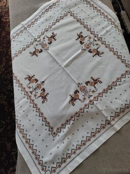 Vyšívaný ubrus s koníky - 4