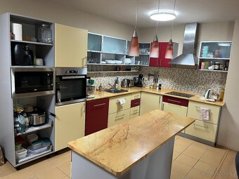 Prodej velké rohové kuchyně s ostrůvkem - 4